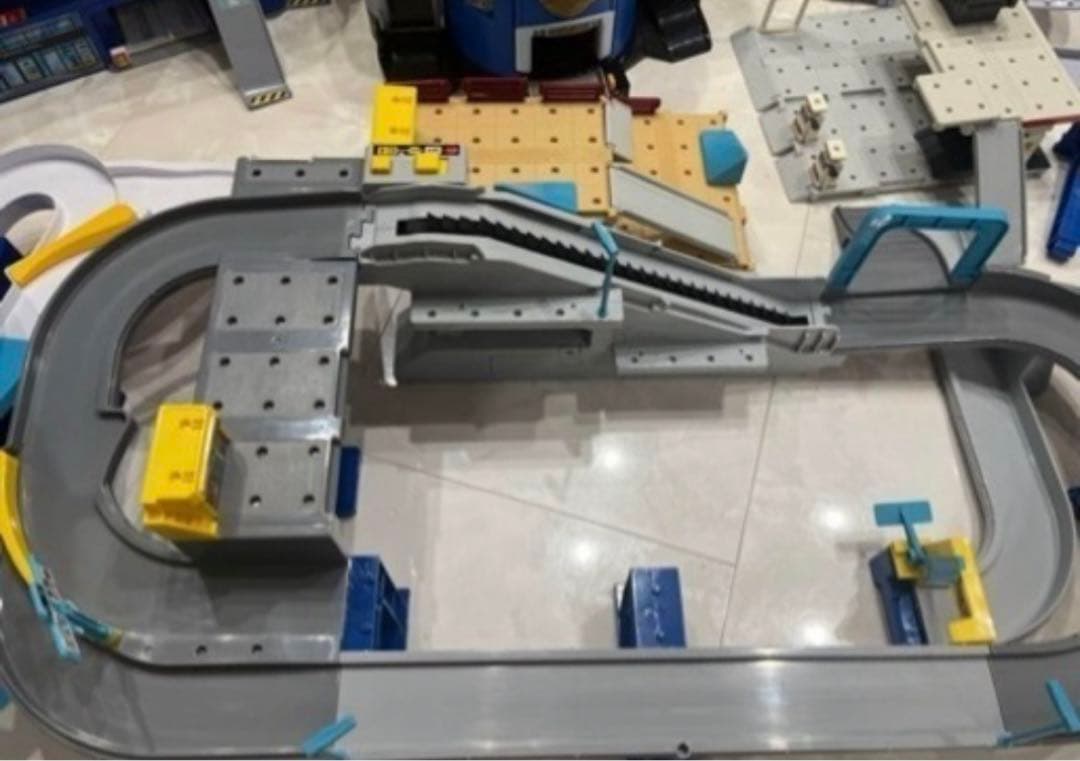 トミカタワー　立体駐車場　ポリスステーション　高速道路　ガソリンスタンド