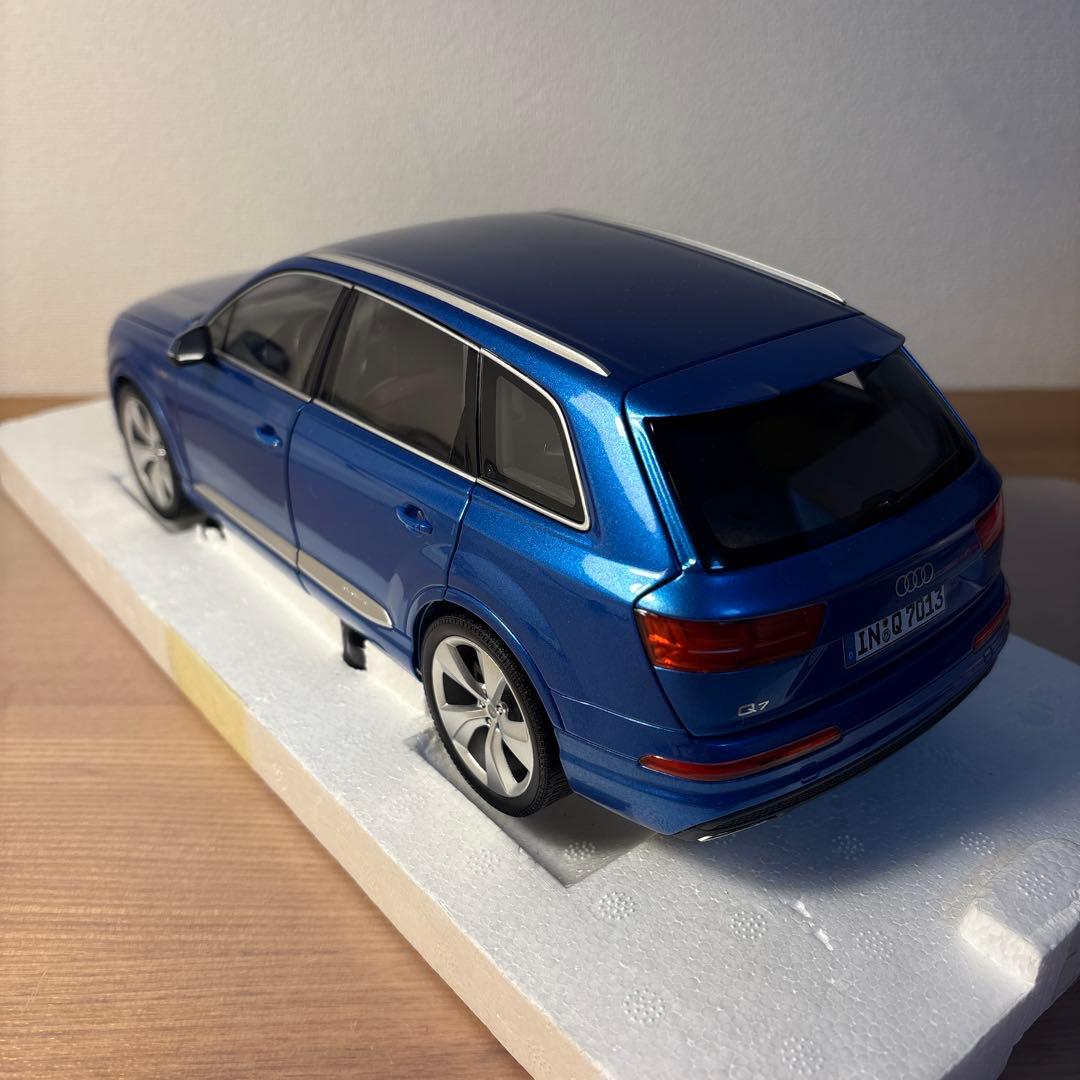 ミニチャンプス　Audi アウディ　Q7 1/18スケール ミニカー　ブルー
