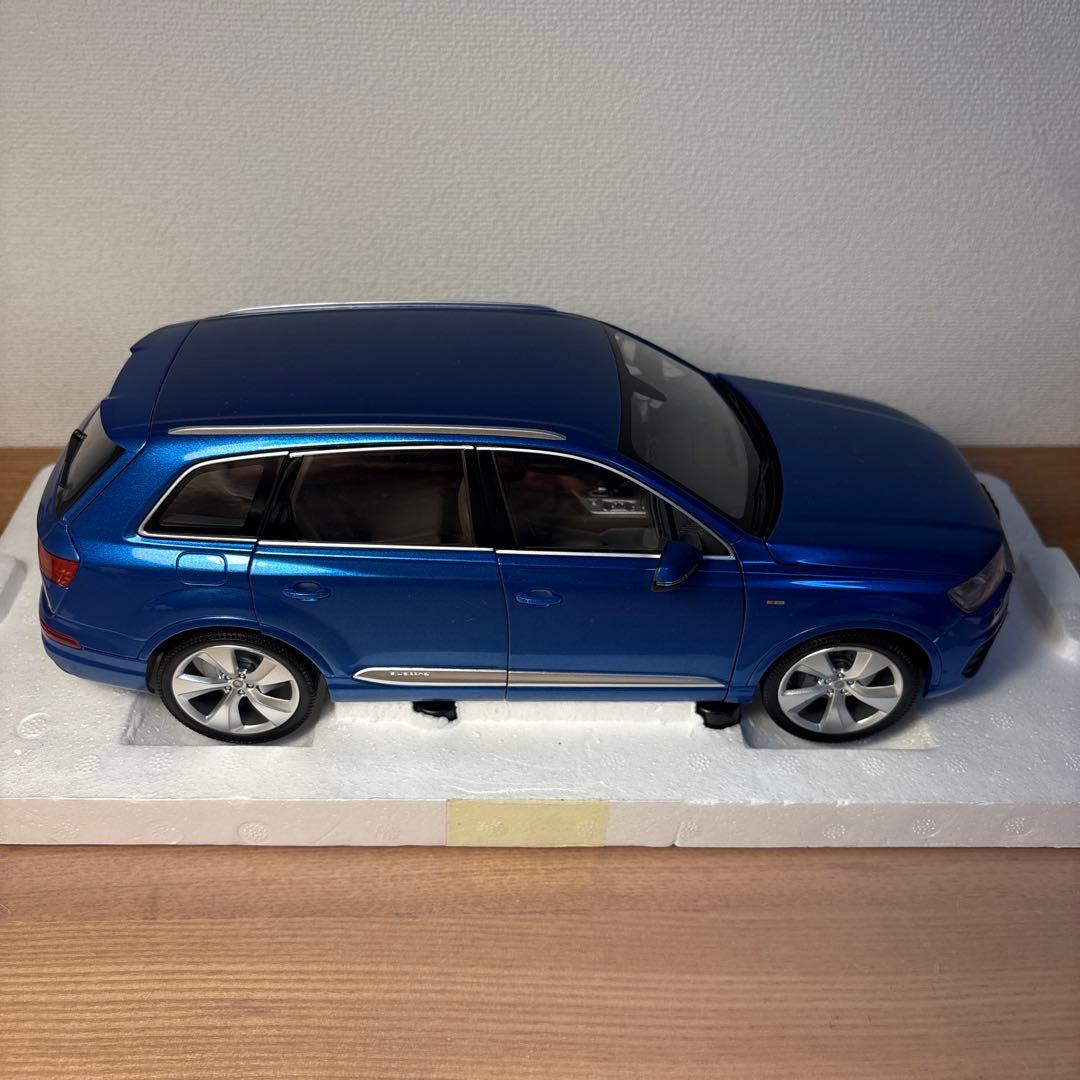 ミニチャンプス　Audi アウディ　Q7 1/18スケール ミニカー　ブルー