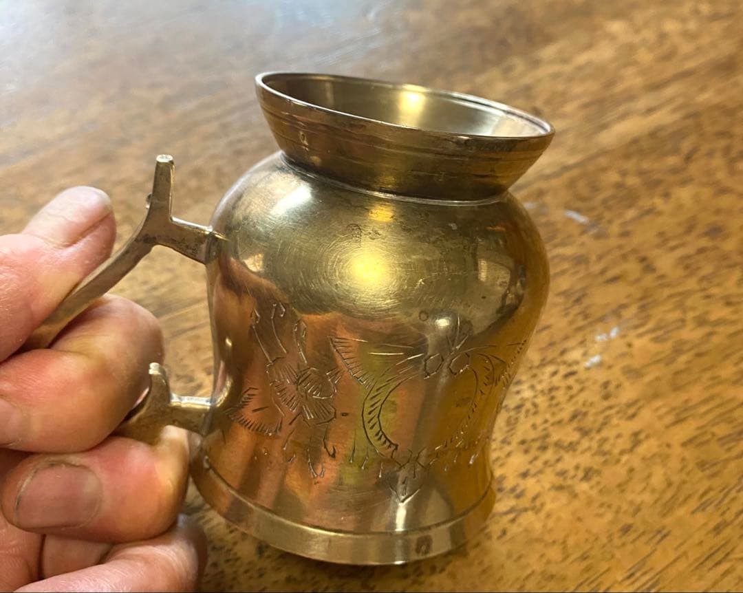 真鍮製花模様カップ英国製相当古い物品です