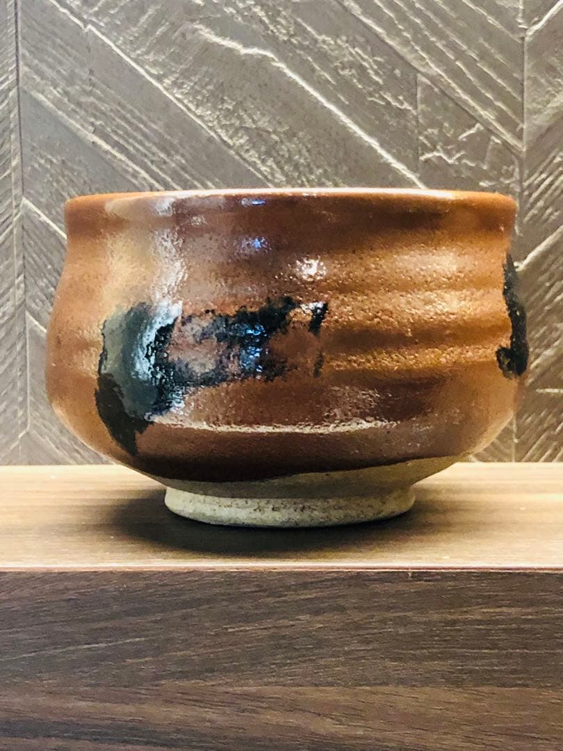 究極の古美術◾️蔵から茶黒のめちゃくちゃ雰囲気のある抹茶茶碗が出て来ました。