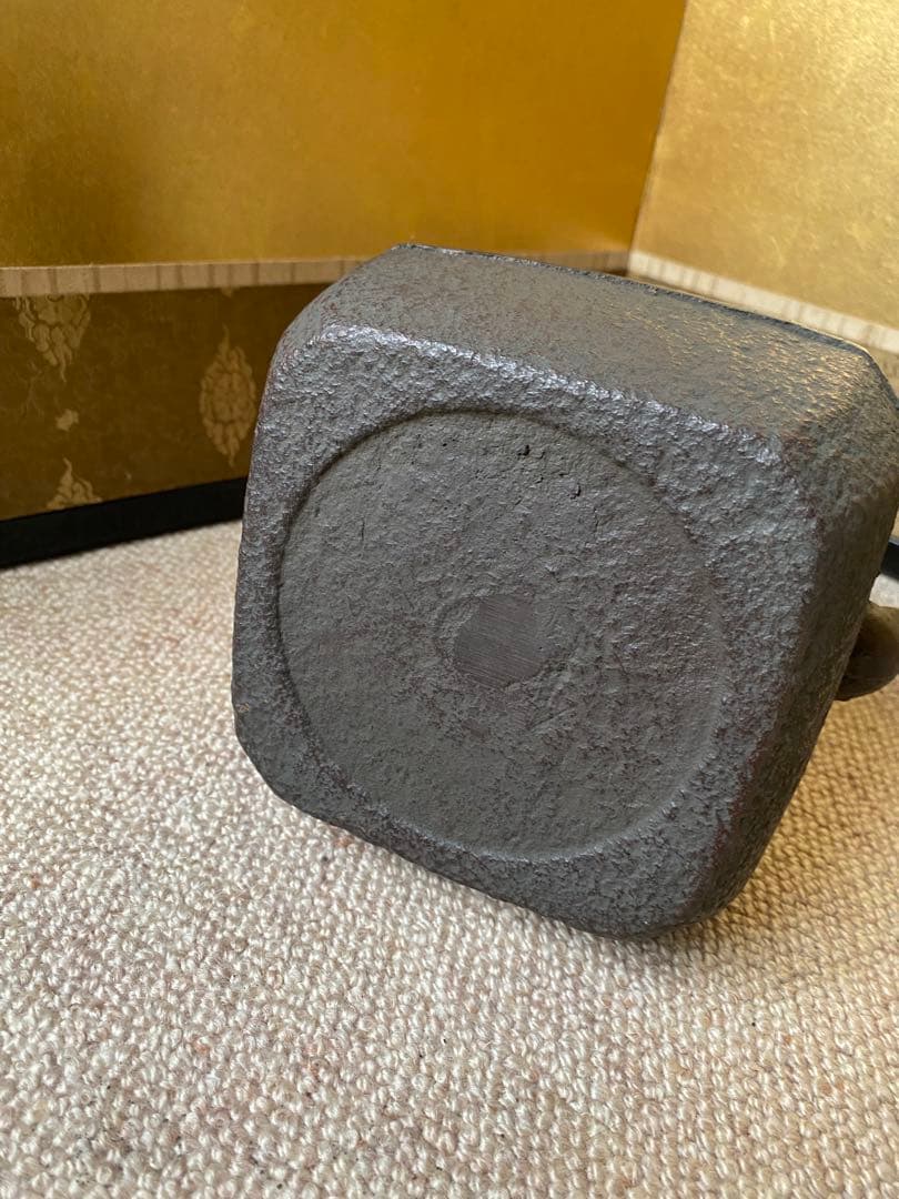 鉄山在銘　小さい鉄瓶　焼蓋付