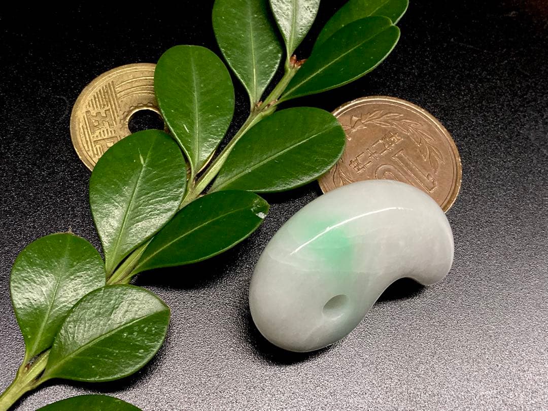 ✳premium一流の勾玉　コレクションレベルです‼️糸魚川翡翠淡いラベンダー入り