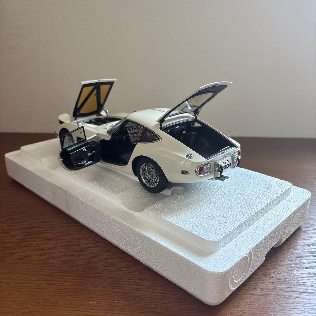 オートアート　トヨタ 2000GT ホワイト 1/18 ミニカー