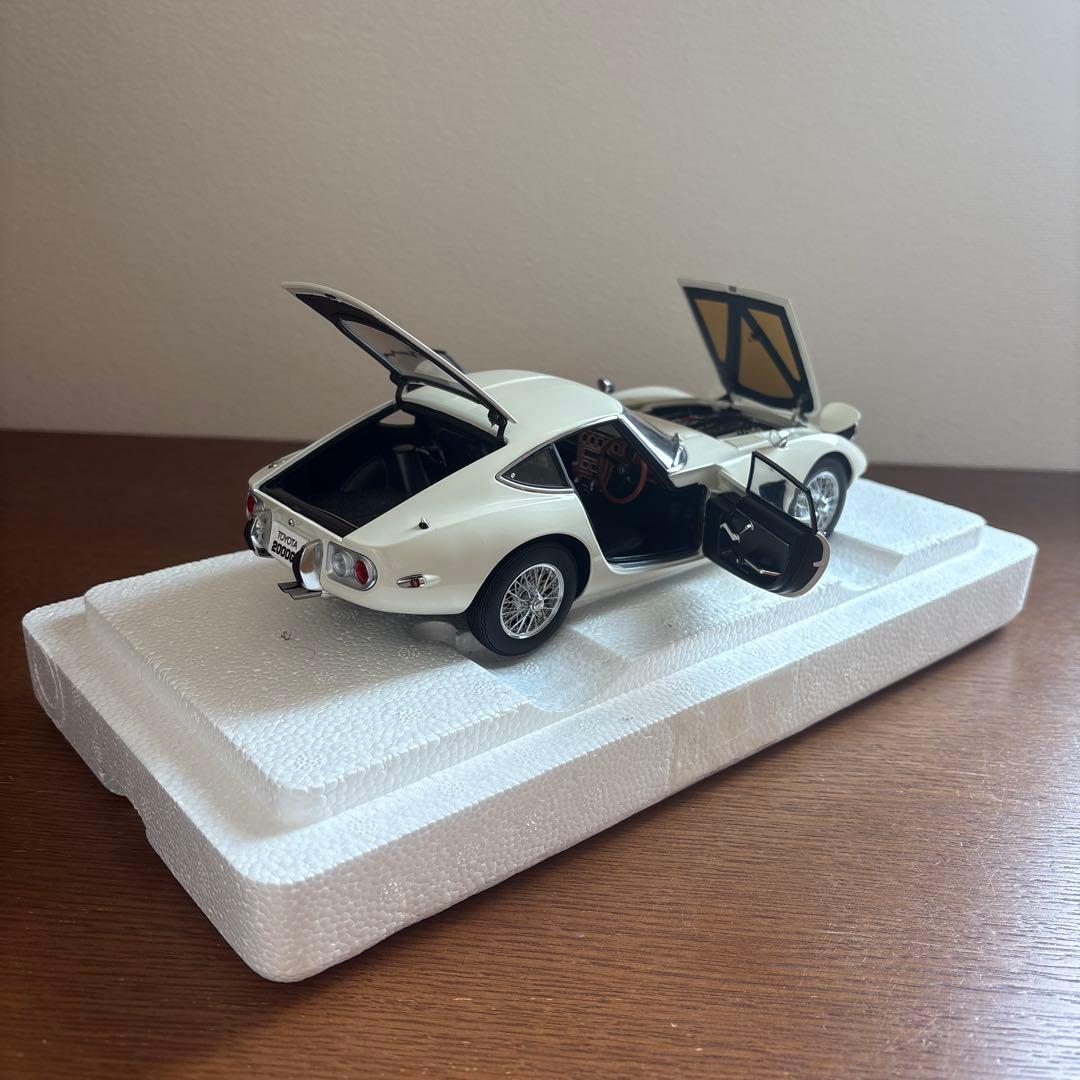 オートアート　トヨタ 2000GT ホワイト 1/18 ミニカー