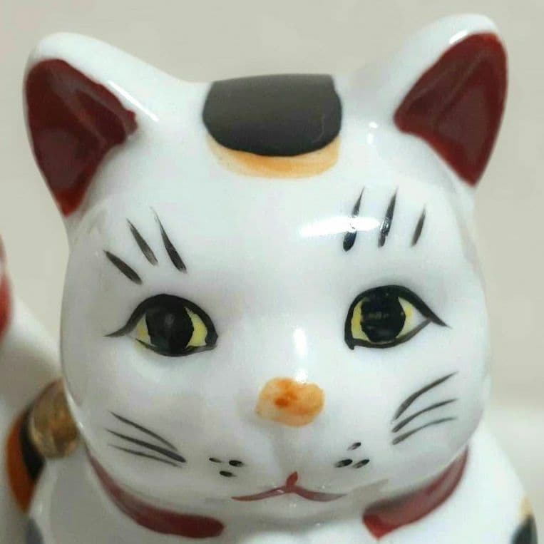 126 瀬戸焼 縁起物 赤絵 お祈り猫（大） 招き猫 陶器製 高さ約12cm