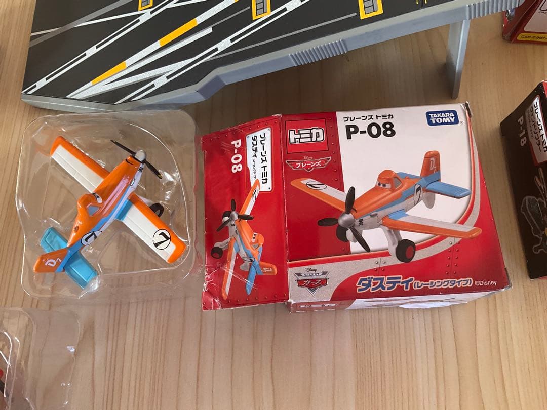 美品　トミカ　プレーンズ　大きなコレクションシップ　航空母艦フライゼンハワー