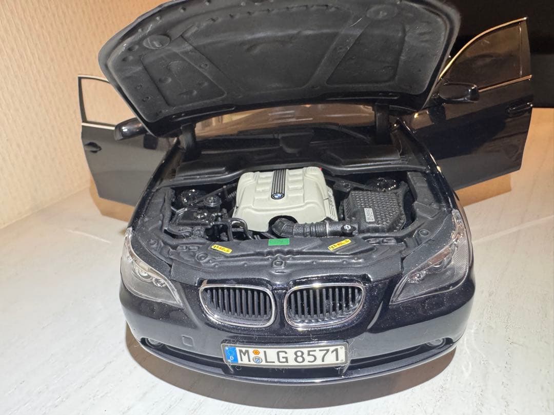  5シリーズ ツーリング ミニカー ブラック