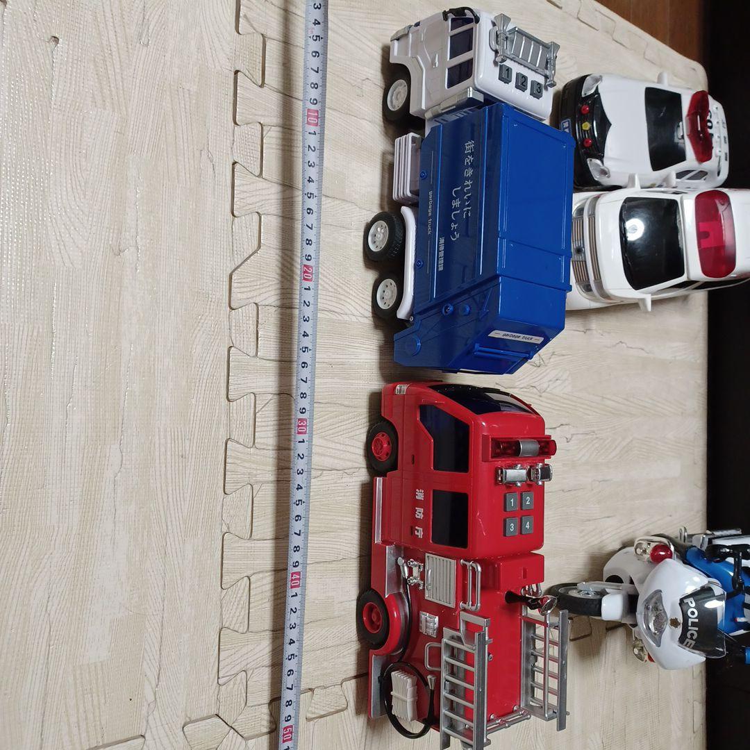 消防車、救急車、はしご車、パトカー、白バイ、ゴミ収集車、バスの計10台まとめ売