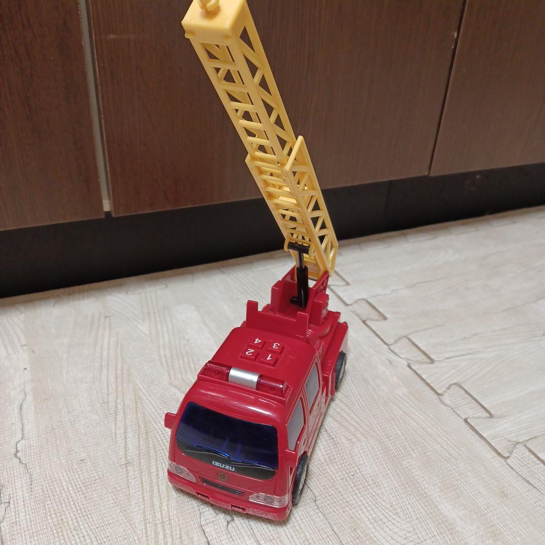 消防車、救急車、はしご車、パトカー、白バイ、ゴミ収集車、バスの計10台まとめ売