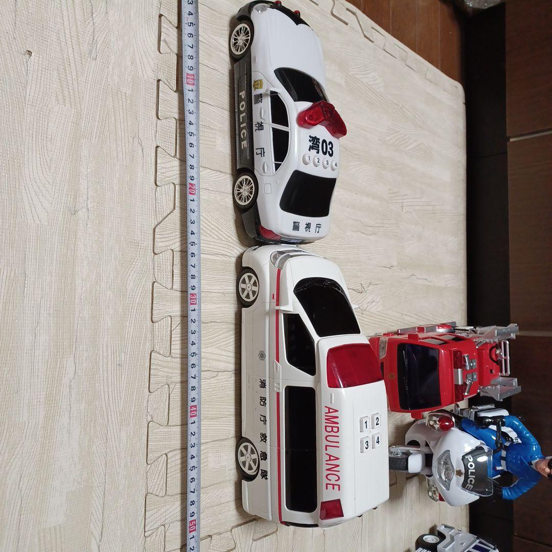 消防車、救急車、はしご車、パトカー、白バイ、ゴミ収集車、バスの計10台まとめ売