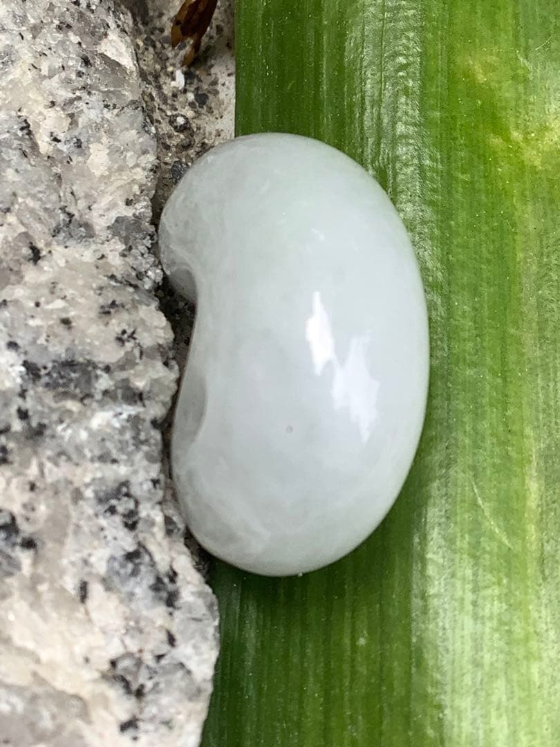 ✳極上‼️ お守りに　糸魚川翡翠勾玉アイスジェイド高額材料使用　鑑別書取得の極上品