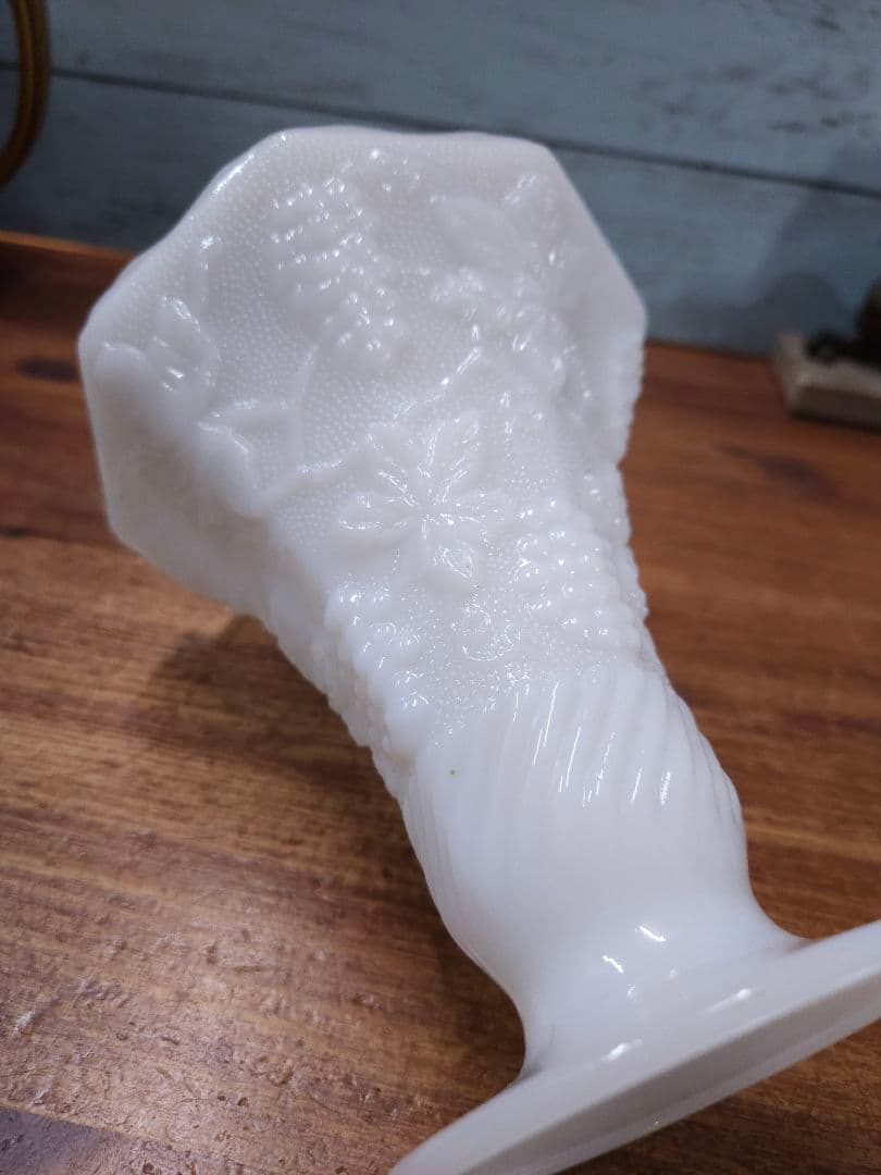 フランスヴィンテージ オパリンガラスの花瓶 白系 ホワイト 葡萄 装飾