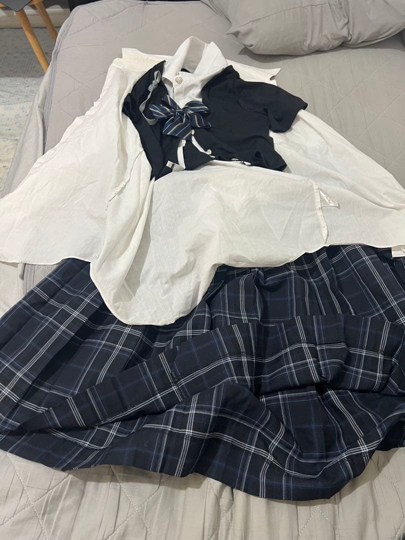 退学した17歳浮気元カノの制服(2ページ)