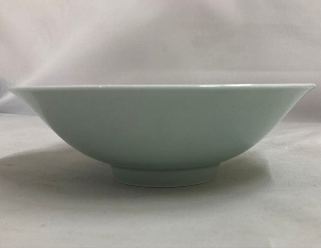 B139b  井上萬二　青白磁彫椿見込平茶碗　彫銘在　深皿　向付 箱は無し