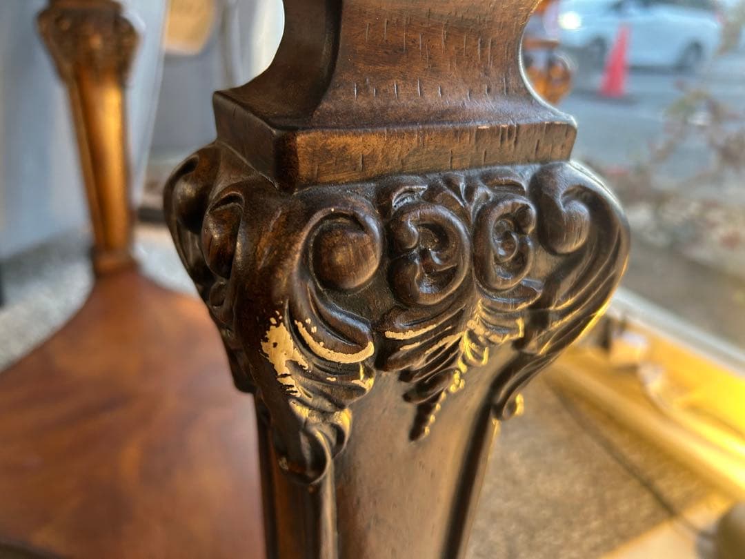 アンティーク調テーブル　西洋家具　彫刻装飾付き サイドテーブル