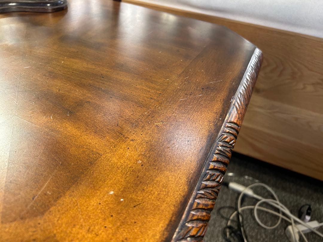 アンティーク調テーブル　西洋家具　彫刻装飾付き サイドテーブル