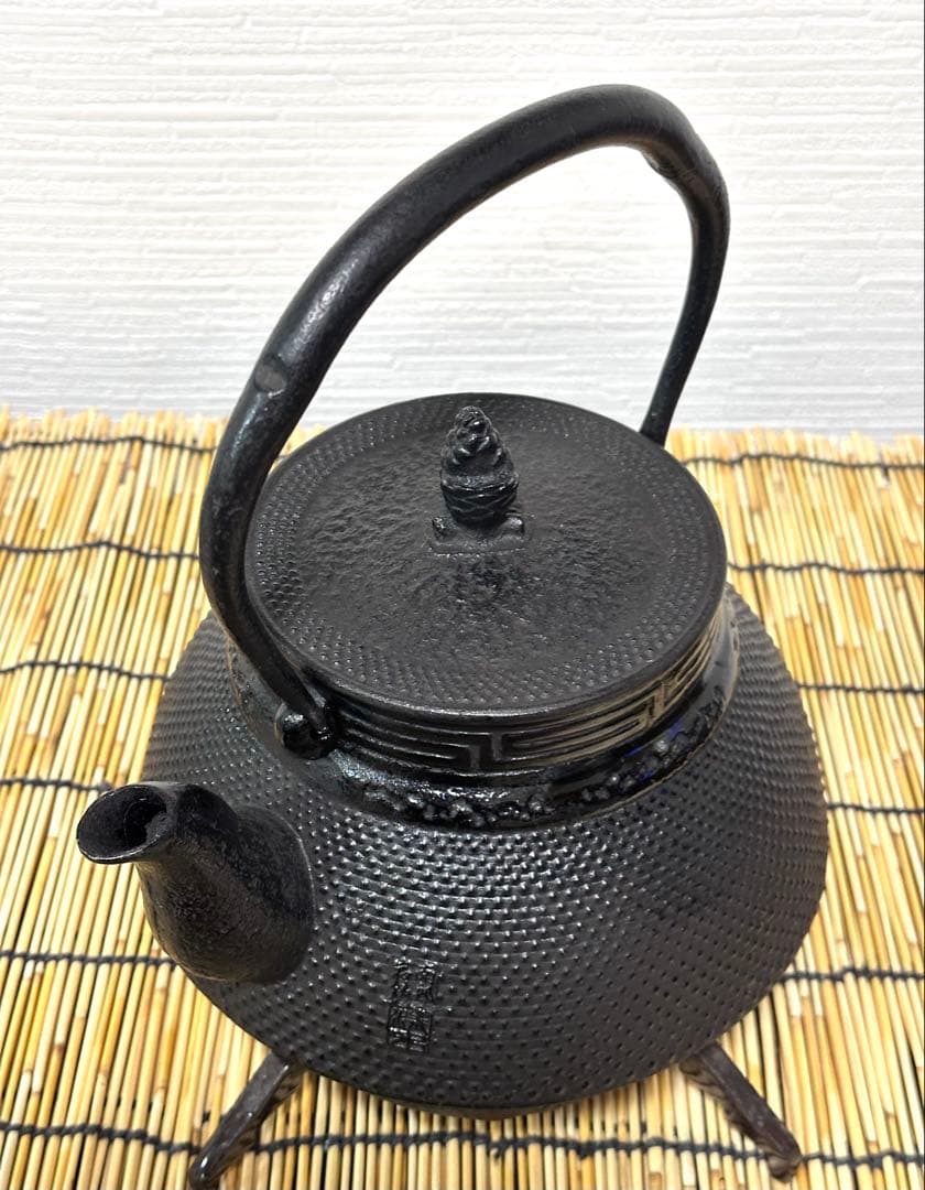 新品、供箱等付属品付　南部岩鋳四代目清末作 　真作保証　１８型アラレ　南部鉄瓶