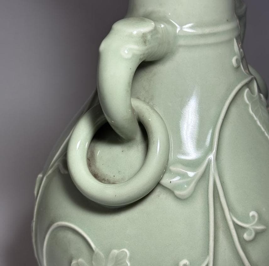 【清時代・景徳鎮窯】青磁牡丹唐草紋双耳瓶