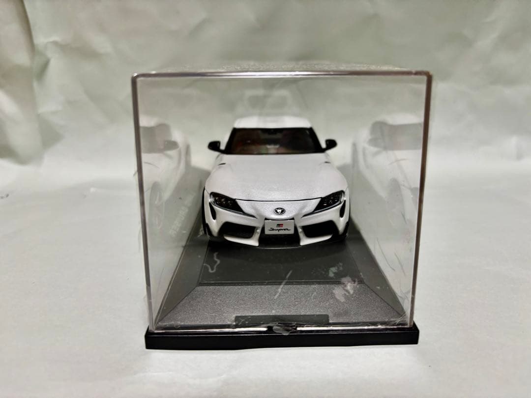 スープラ　ミニカー　ホワイトメタリック　ケース付き　※別車種のケースを流用※