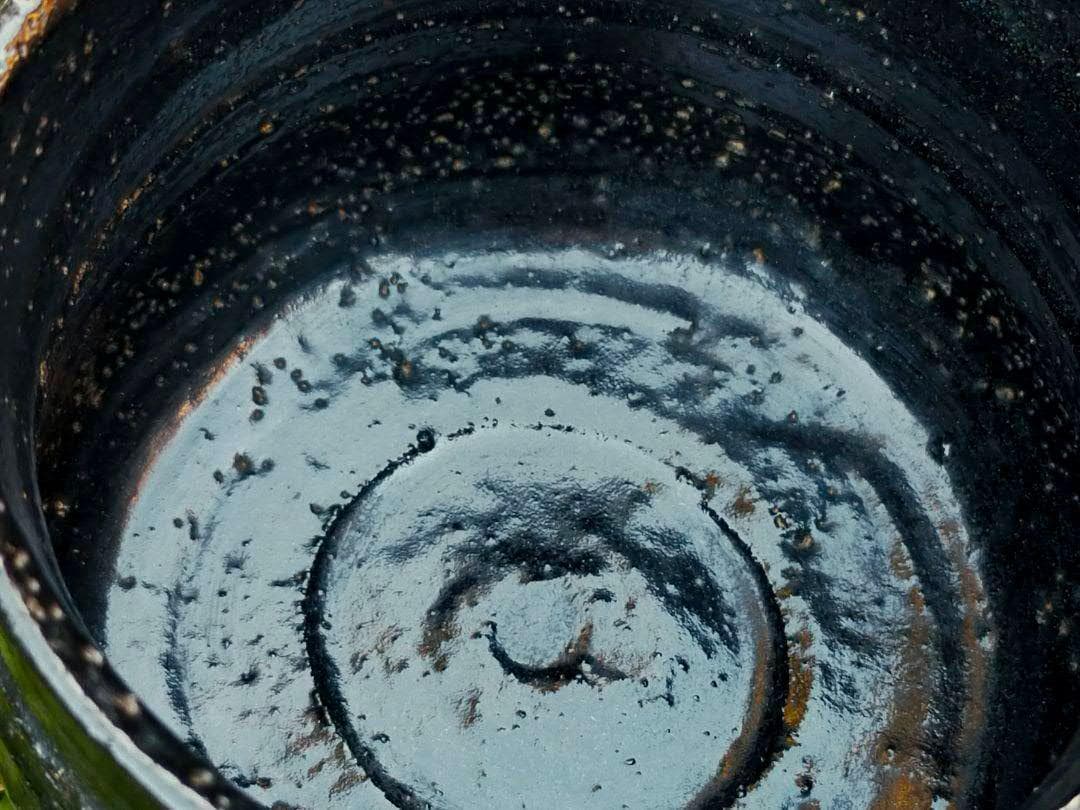 ♥美濃焼　織部黒　茶碗　桐箱　仕覆付き　引出黒　瀬戸黒　骨董品