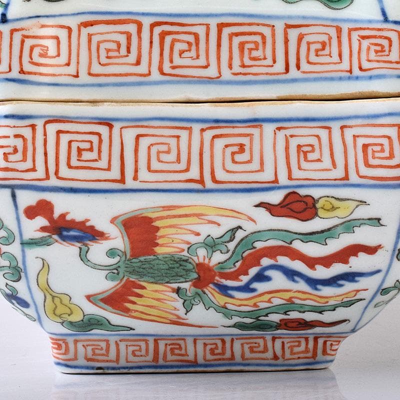 中国　大明萬歴年製款　五彩　龍鳳凰文　四方蓋物　M　R8254