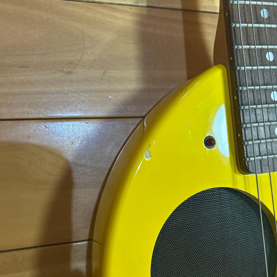 イエローエレキギター 丸型ボディ