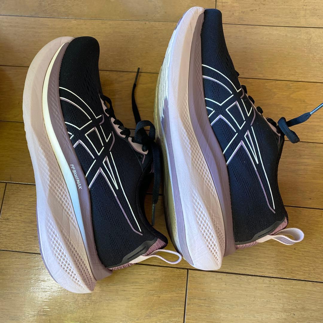 美品ASICS レディースランニングシューズ グライドライドマックス 24cm