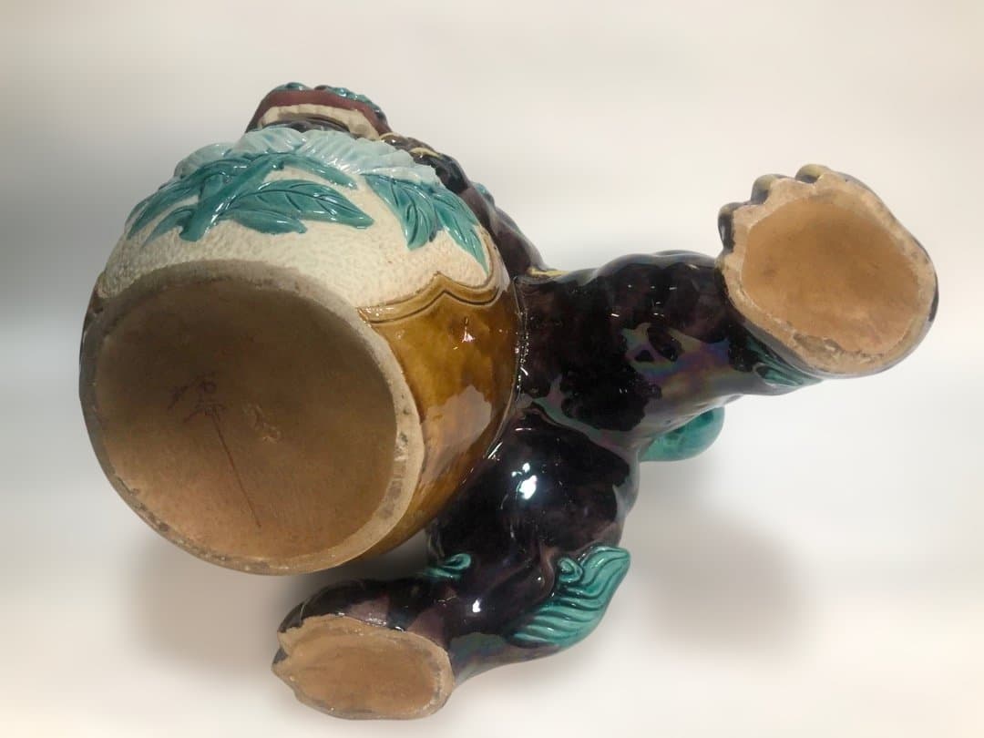 九谷焼　色絵玉乗り獅子　糠川清章造　縁起物置物　欅台付　魔除