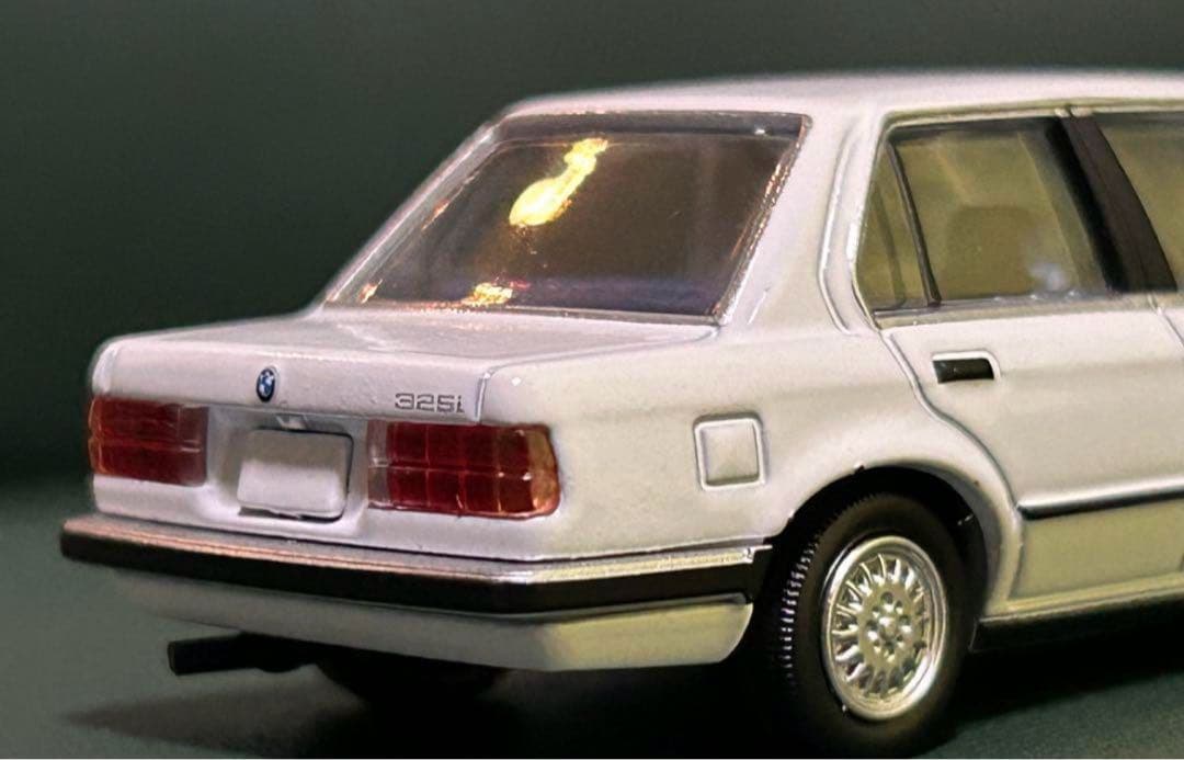 トミカリミテッドヴィンテージネオ  325i 4ドア 白
