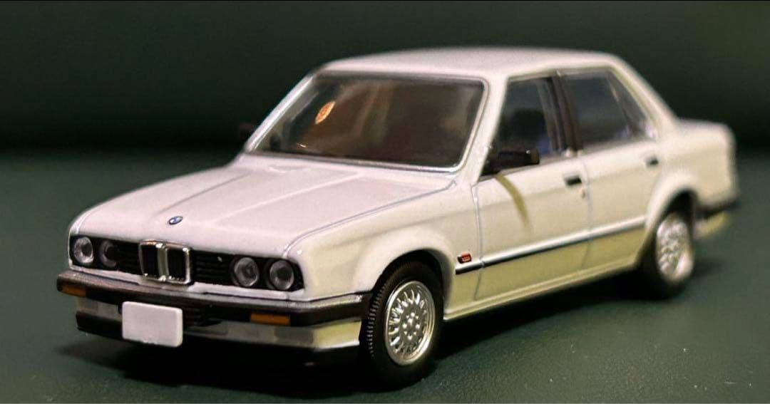 トミカリミテッドヴィンテージネオ  325i 4ドア 白
