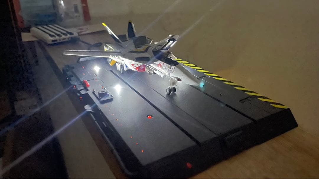 プラマックス　バリキリー ロイフォッカー機　整備中ジオラマ