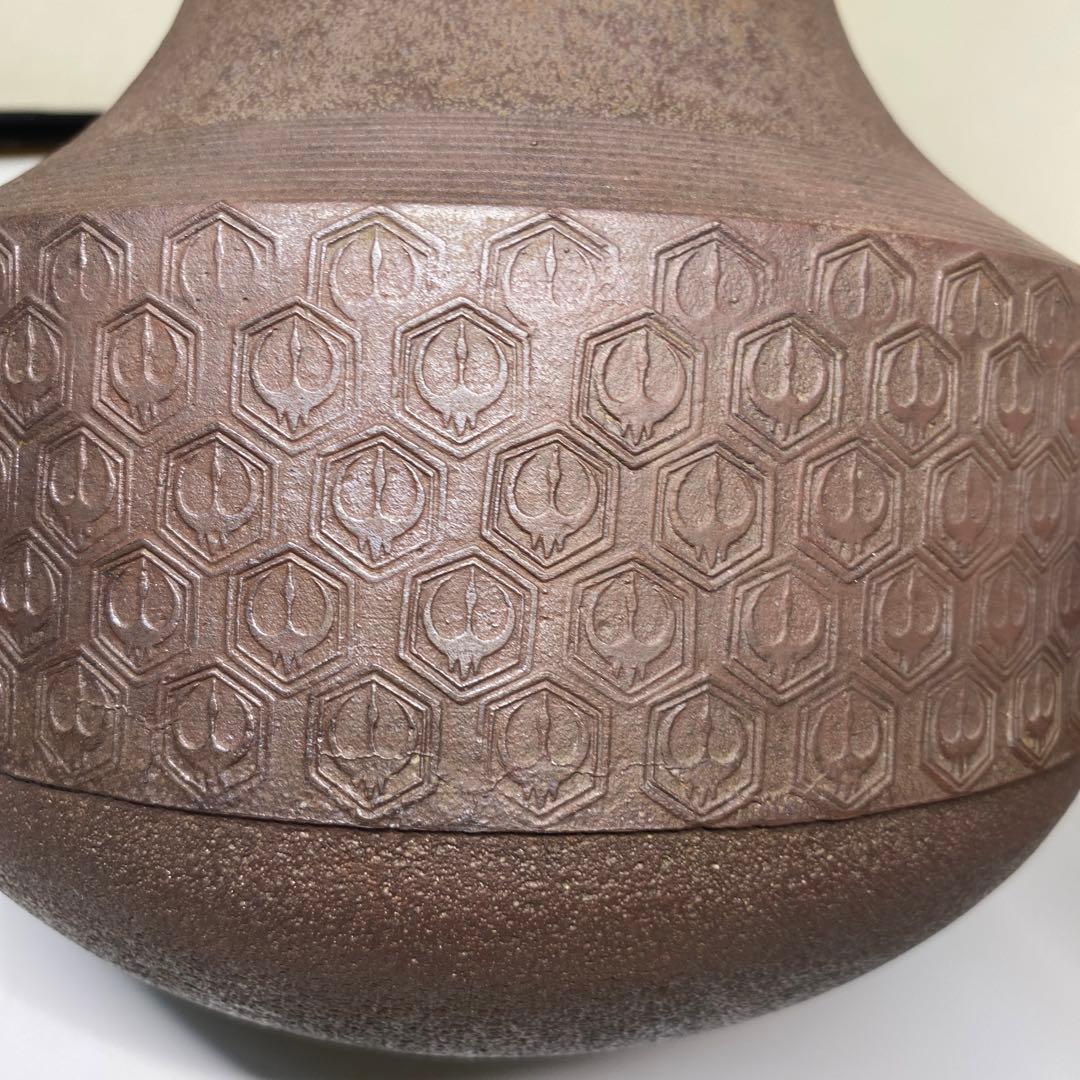 【茶道具】金森紹栄造　亀甲鶴文独楽釜　風炉用　（共箱）