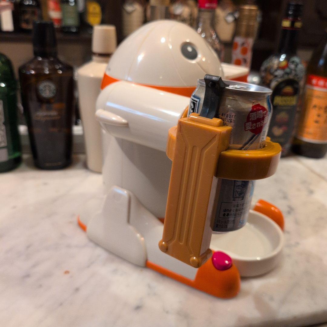 お酒をお酌するロボット （シャクライ君）