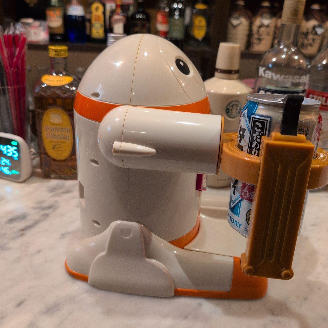 お酒をお酌するロボット （シャクライ君）