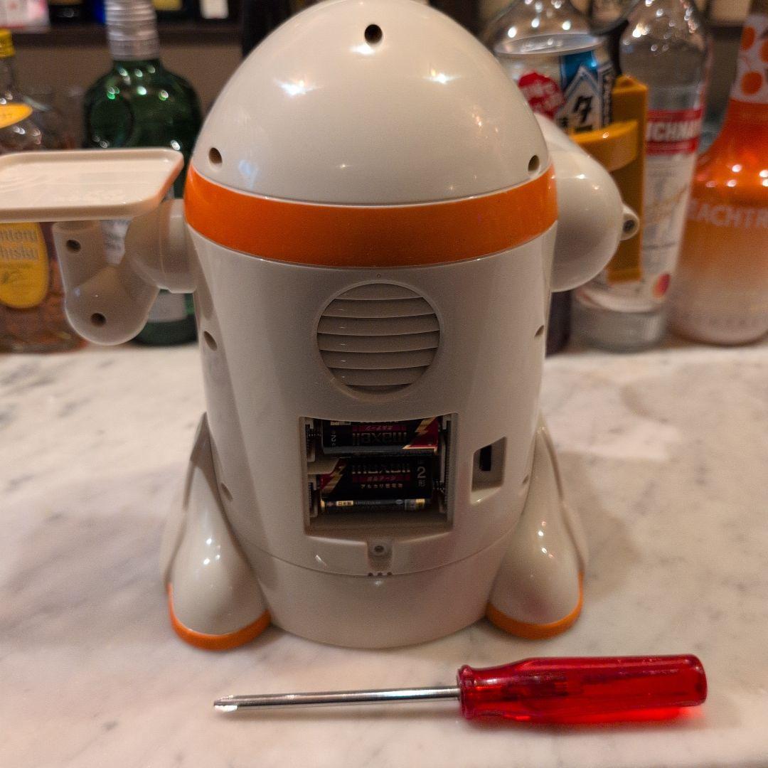 お酒をお酌するロボット （シャクライ君）