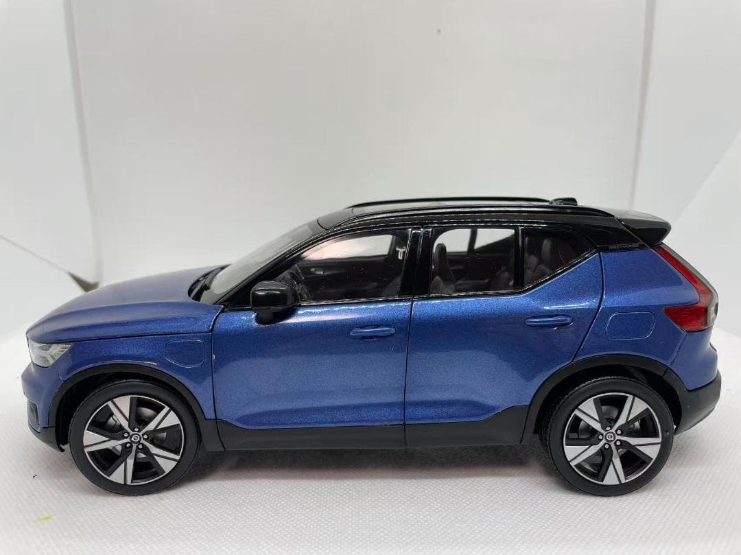 105-029 1/18 ボルボ VOLVO XC40 ブルー
