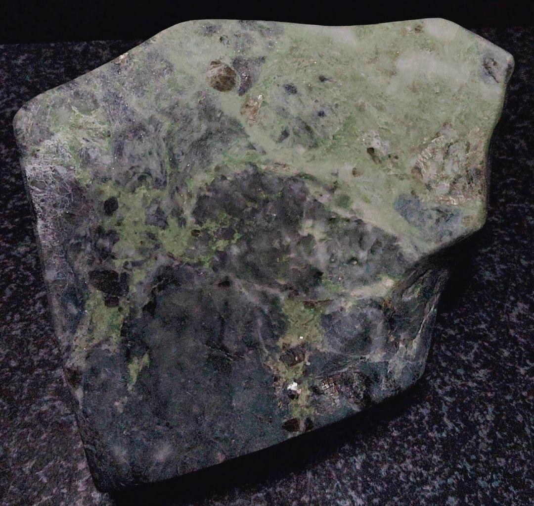 ★翡翠原石★糸魚川硬玉【姫川・切り出し・カメレオン翡翠390ｇ】