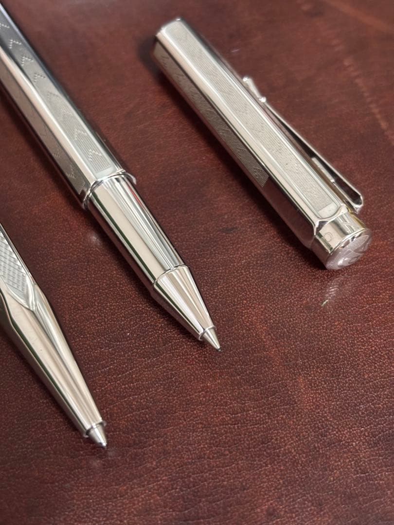 カランダッシュ　シルバーのボールペン2本とペンケース
