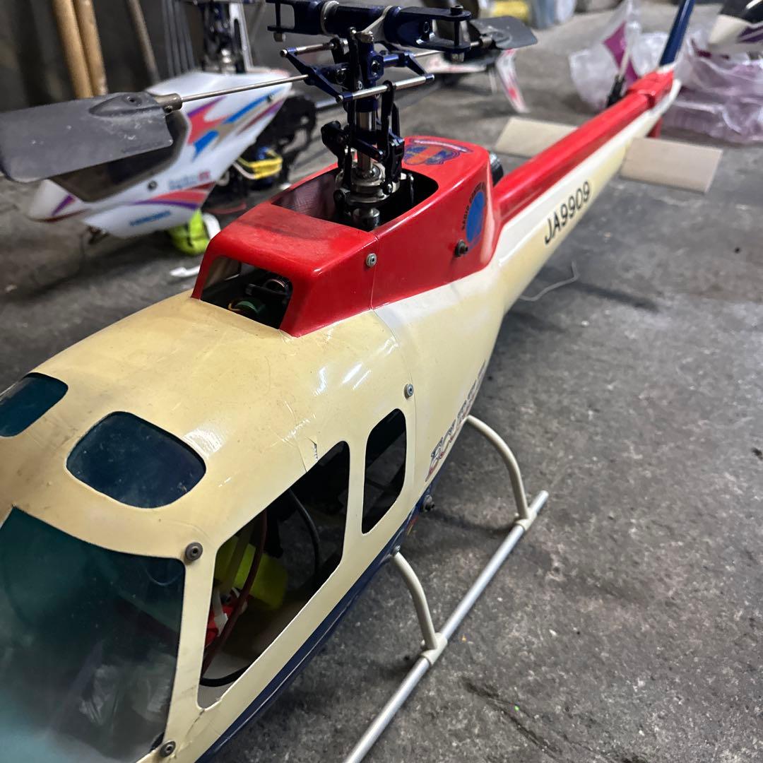 JA9909 ヘリコプター クリーム色と赤