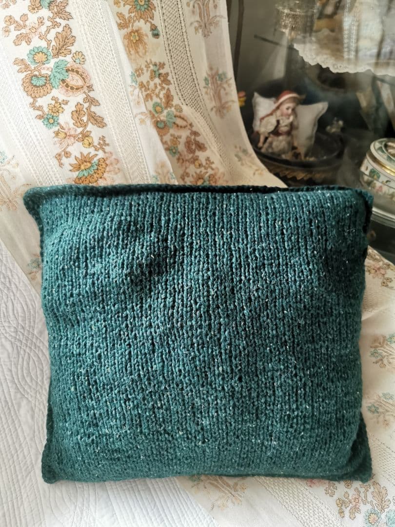 ヴィンテージドイツ メリノツィードニット棒針手編みハート＆蜂柄 中綿入クッション