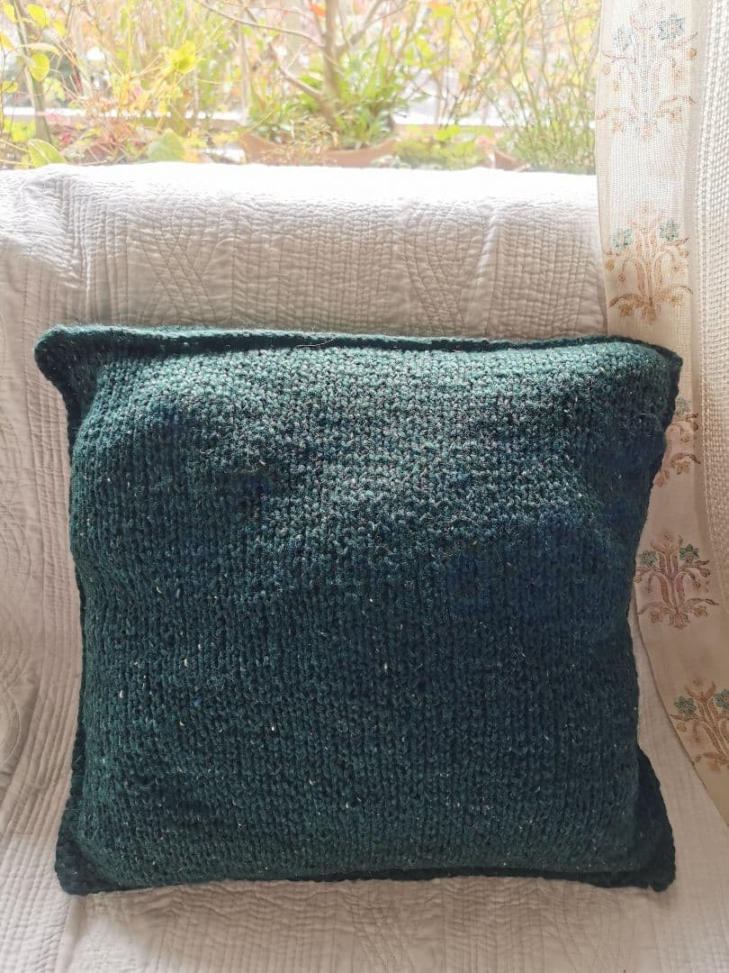 ヴィンテージドイツ メリノツィードニット棒針手編みハート＆蜂柄 中綿入クッション