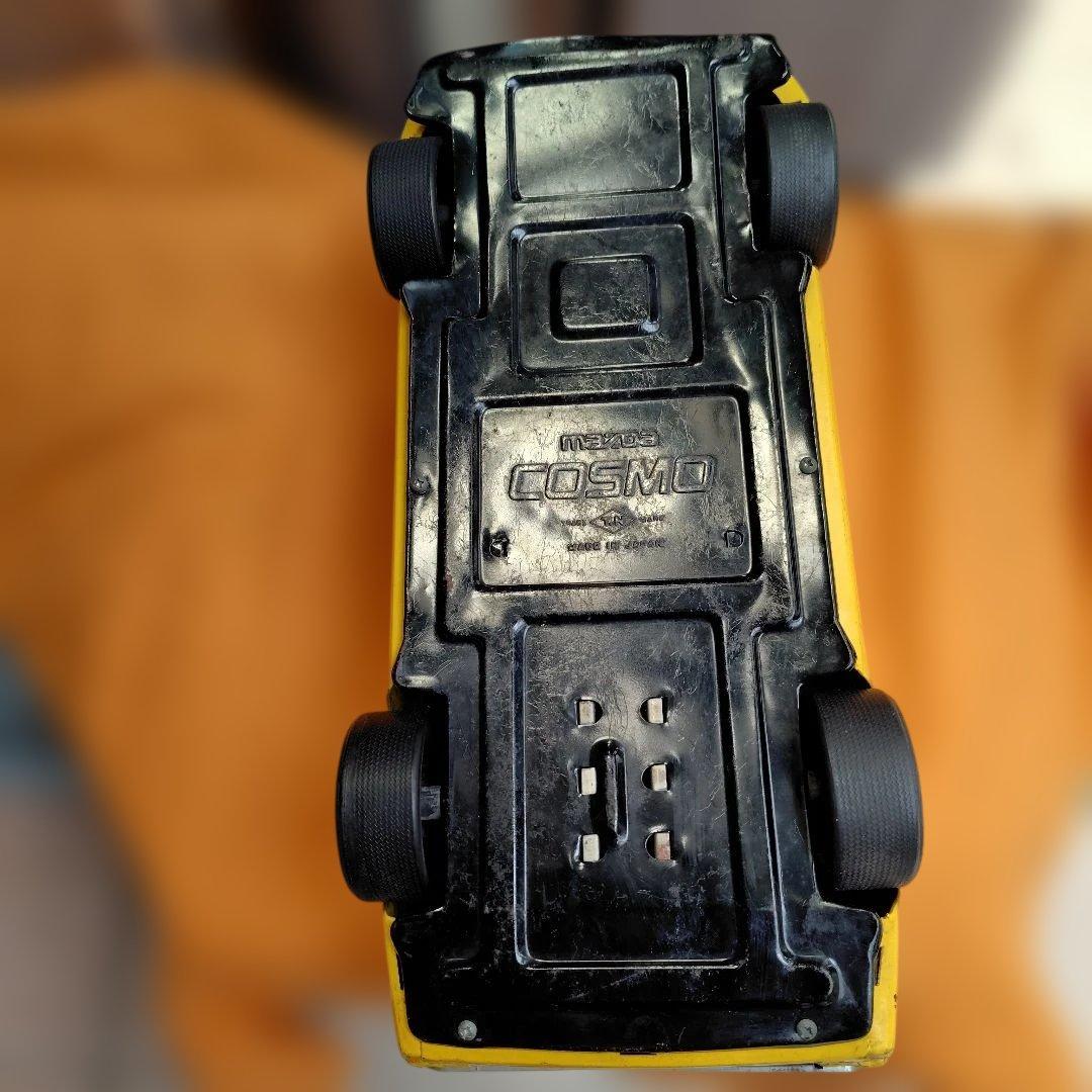 黄色のブリキ大型ミニカーmazda