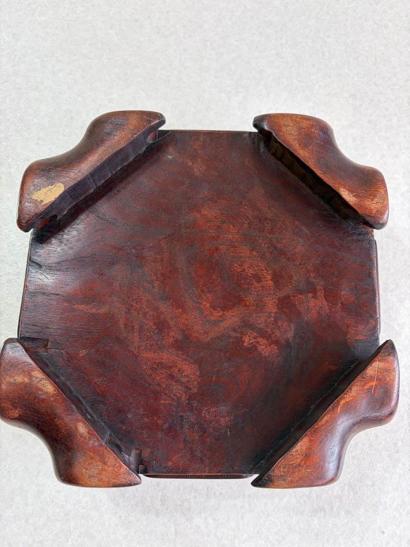 木製円形プレートと八角形台座