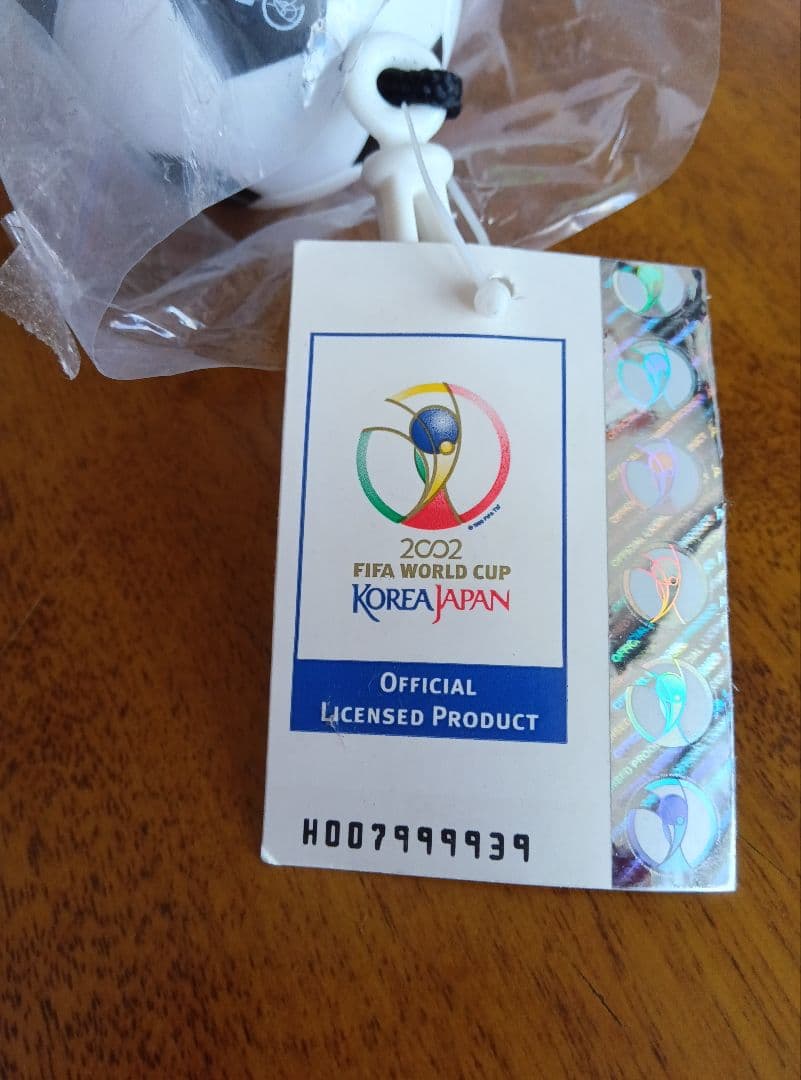 サッカーボール型キーホルダー FIFA2002ボールにポンチョ入り