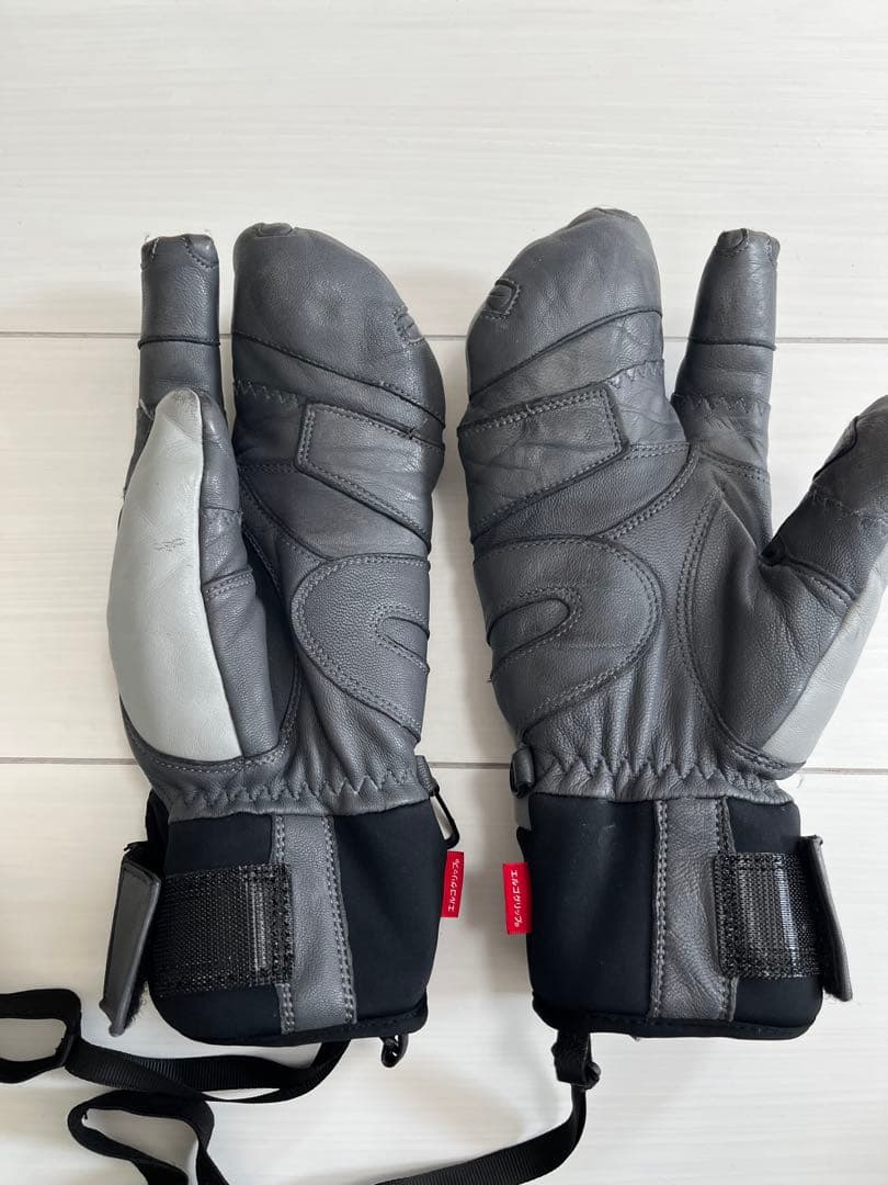 松岡手袋　グレー レザー 手首ストラップ付き