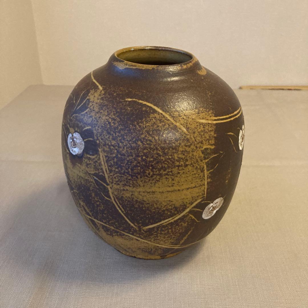 花瓶「白抜椿文壺」伊賀焼 谷本洋