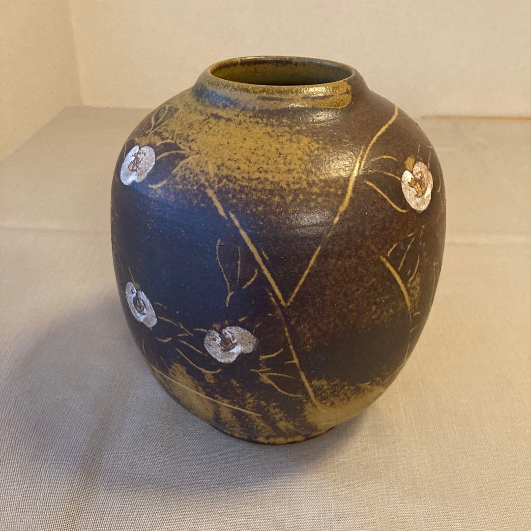 花瓶「白抜椿文壺」伊賀焼 谷本洋