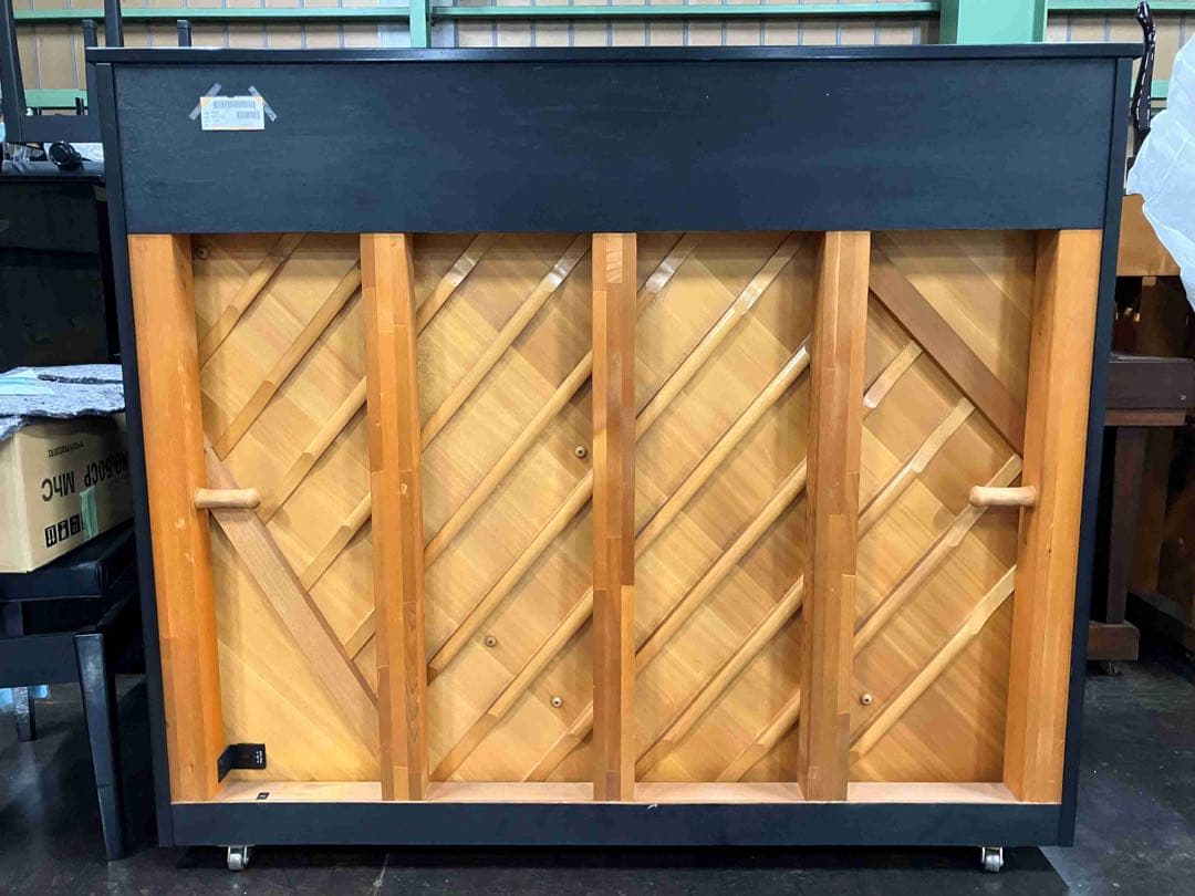 ヤマハ純正消音機能付ヤマハピアノ。 地域限定で送料無料。調律、クリーニング済。