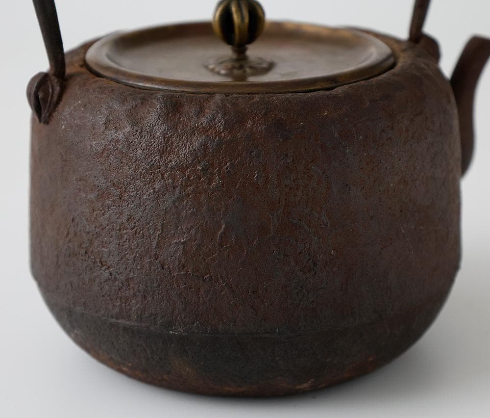 岩肌時代鉄瓶 斑紫銅蓋 湯沸かし 煎茶道具 高さ22㎝ 鉄器 南部 無落款